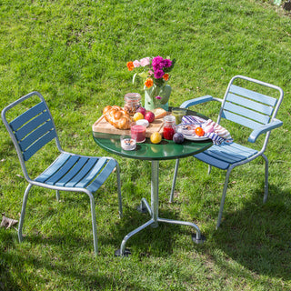 Klassicher Bistrotisch mit zwei Stühlen