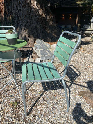 Klassicher Bistrotisch mit zwei Stühlen