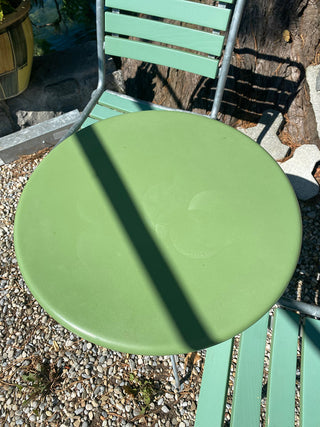 Klassicher Bistrotisch mit zwei Stühlen